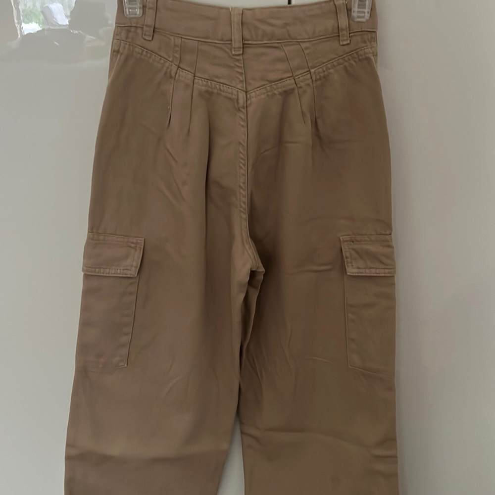 Cargo pants, wide leg, almost new. Very good conditions.
